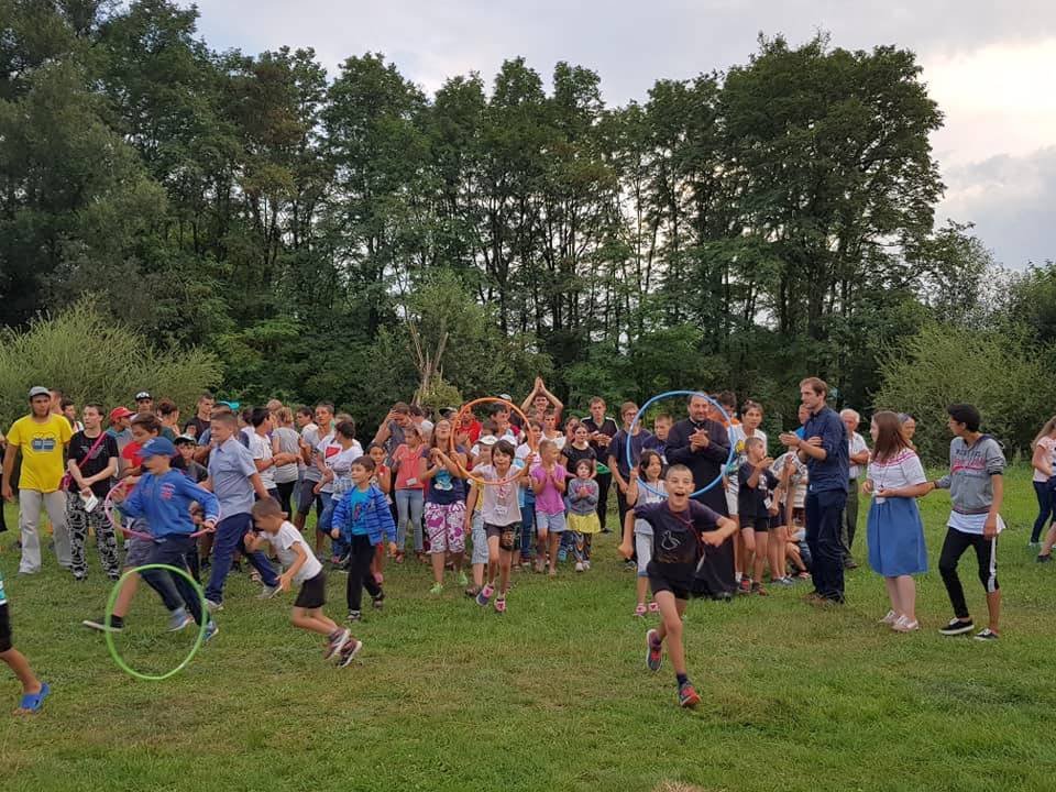 Hramul bisericii din satul Săcăluşeşti - Agapia, o bucurie oferită copiilor 12438