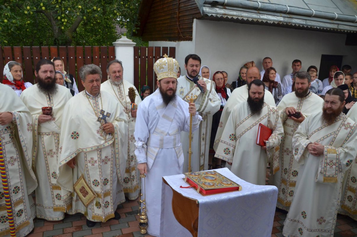 Preasfinţitul Damaschin a resfinţit Biserica „Pogorârea Sfântului Duh” din Bivolărie - Vicovu de Sus 12367