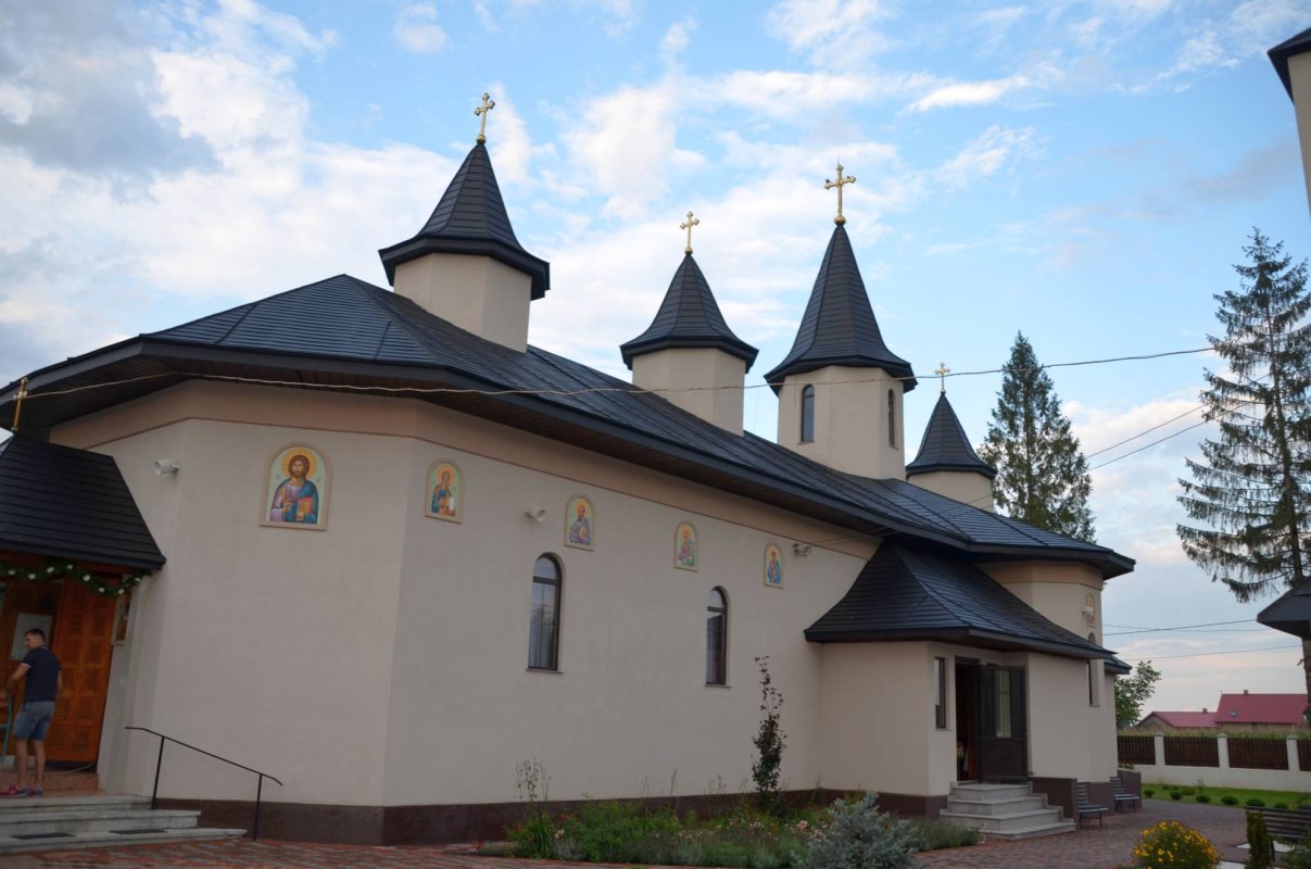 Preasfinţitul Damaschin a resfinţit Biserica „Pogorârea Sfântului Duh” din Bivolărie - Vicovu de Sus 12368