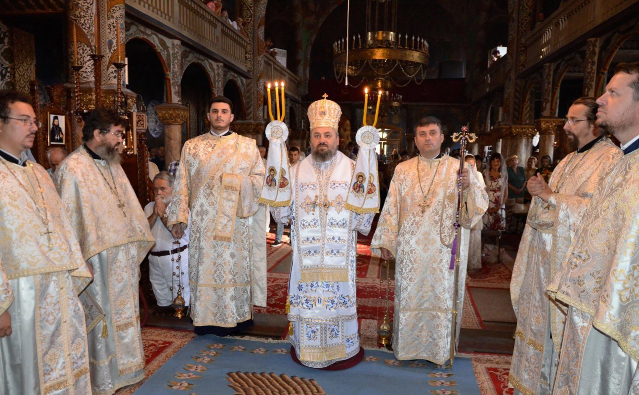 Slujiri arhierești în Duminica a 12-a după Rusalii 12391
