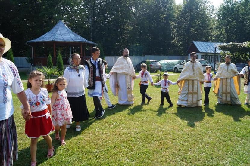 Concurs eparhial „Toacă şi ie moldovenească” la Cireşoaia 12251