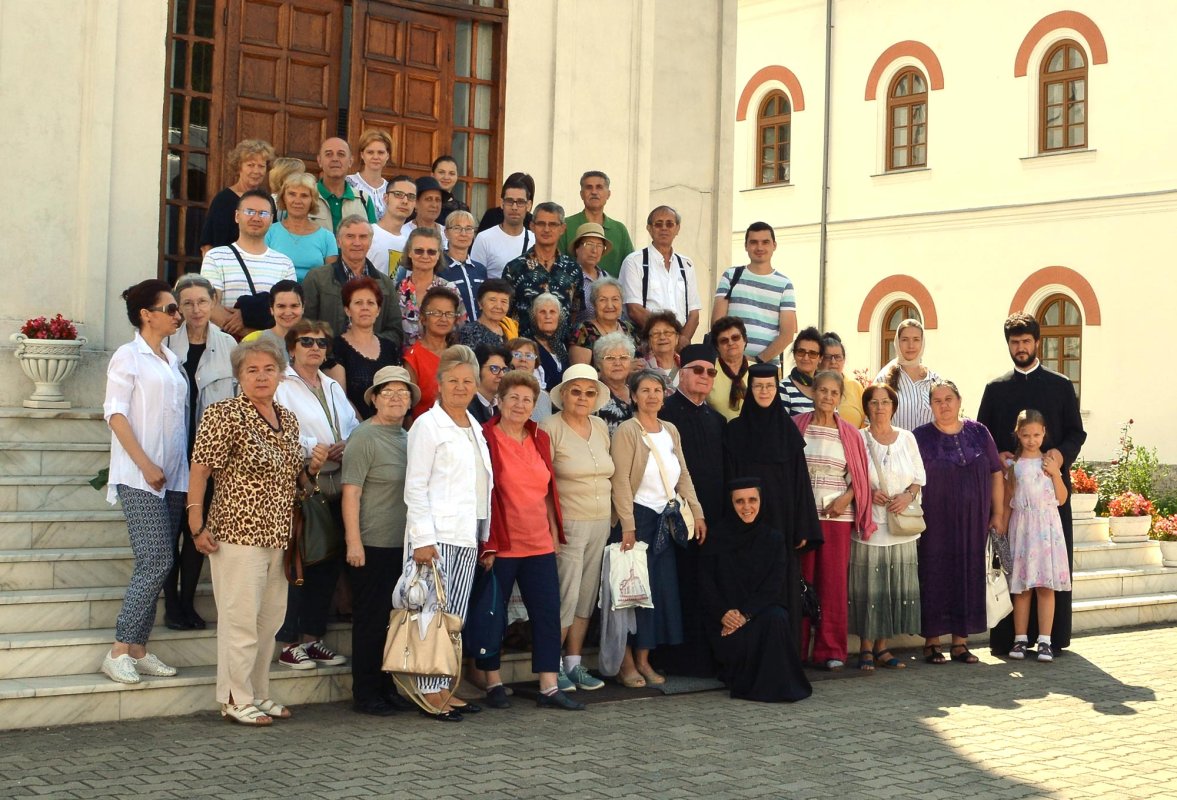 Pelerini în „Oltenia de sub munte” 12096