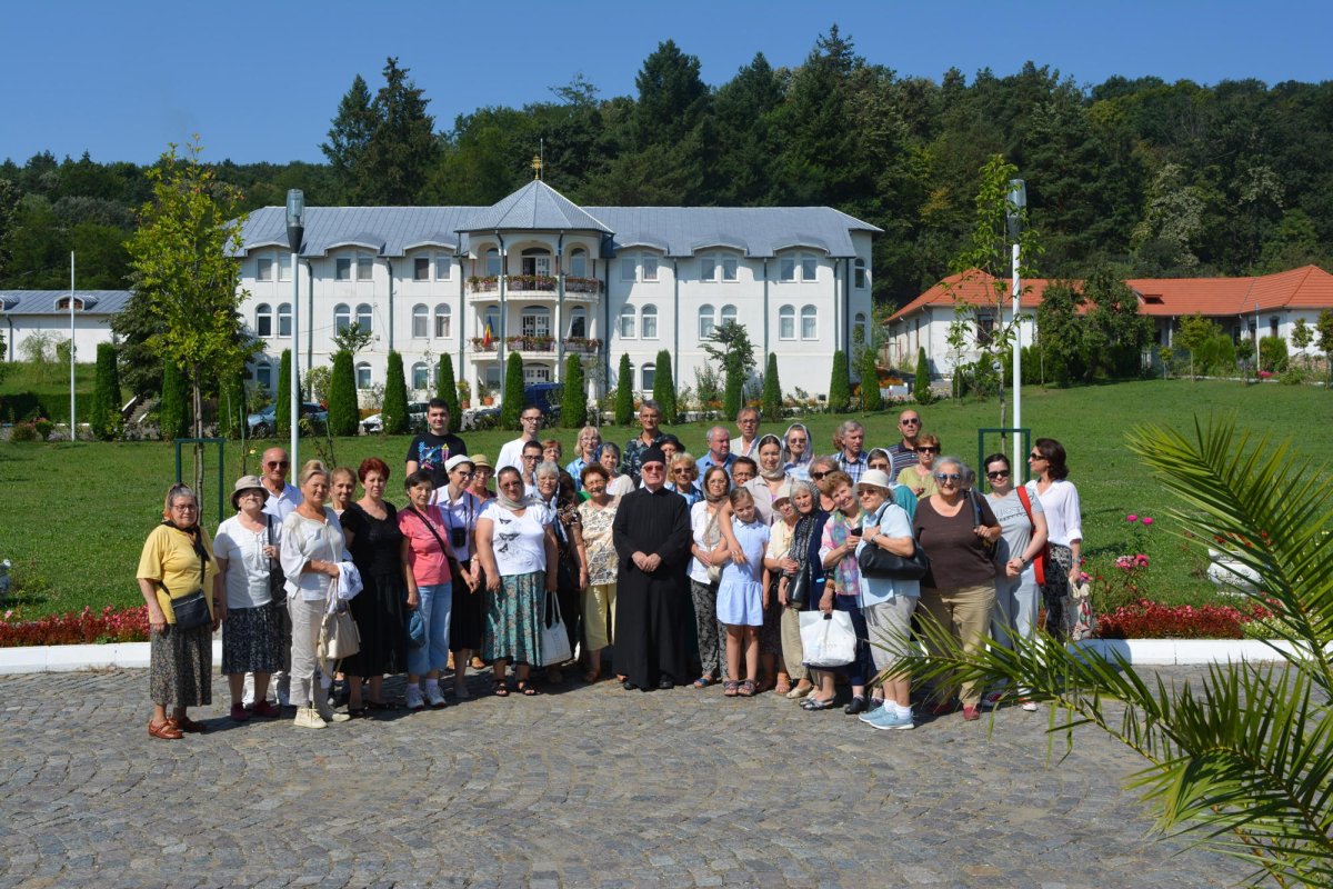Pelerini în „Oltenia de sub munte” 12097