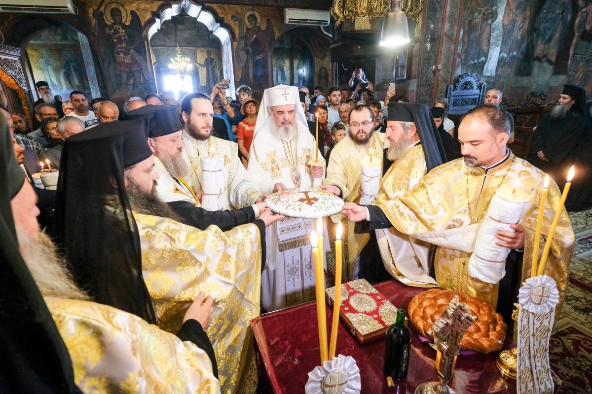 Sfințire și comemorare la Mănăstirea Căldărușani 12010