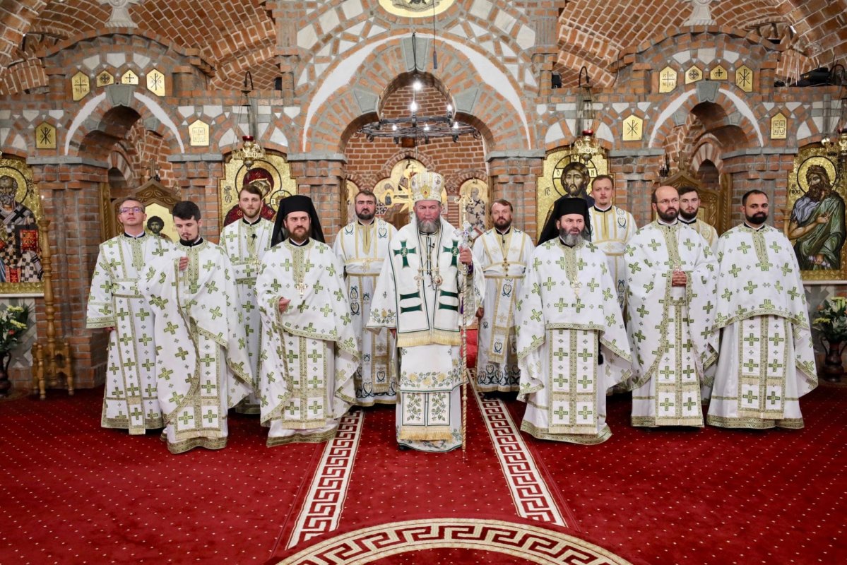 Slujiri arhierești în Duminica a 13-a după Rusalii 11947