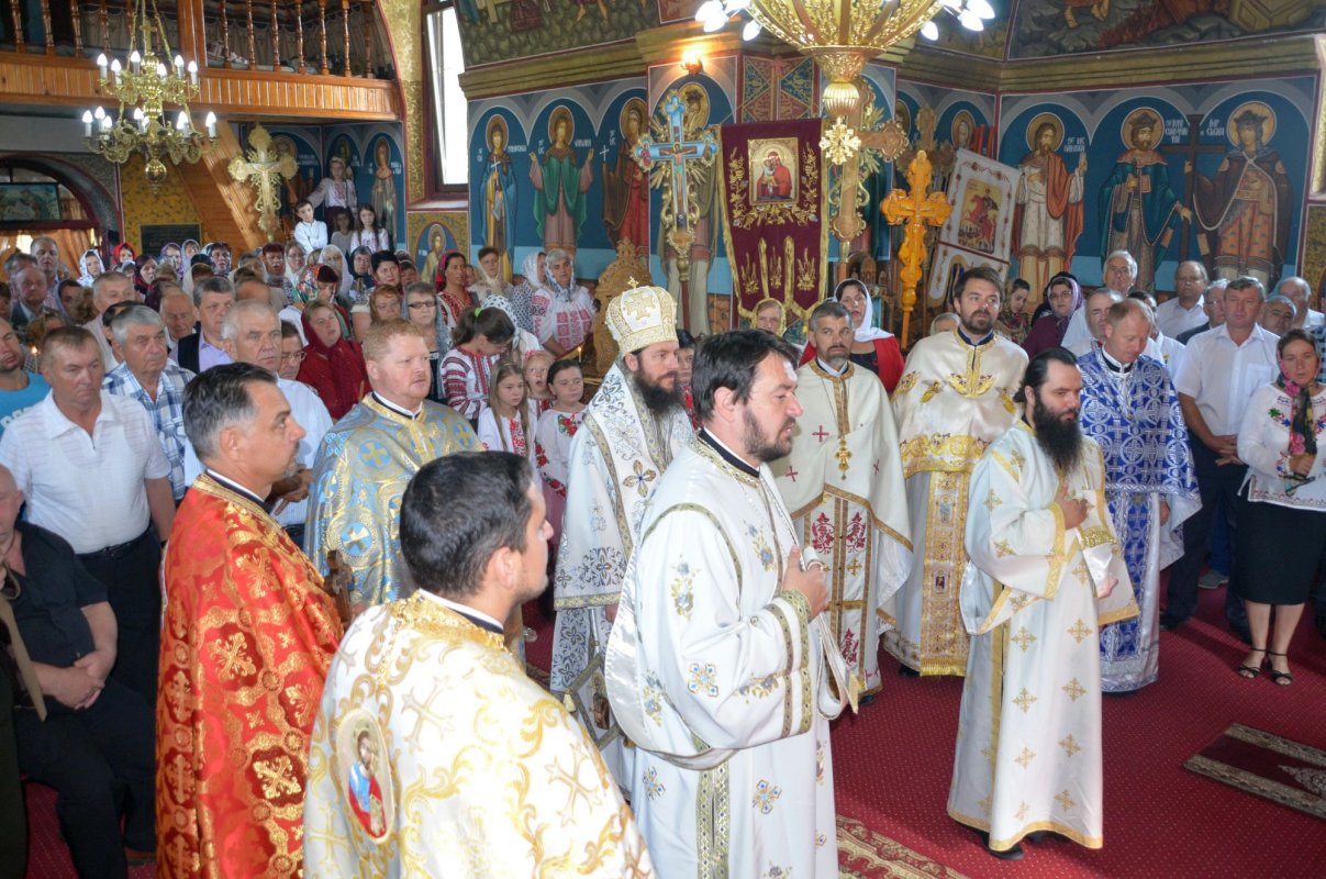 Sfântă Liturghie în limbile română şi ucraineană la Negostina 11396