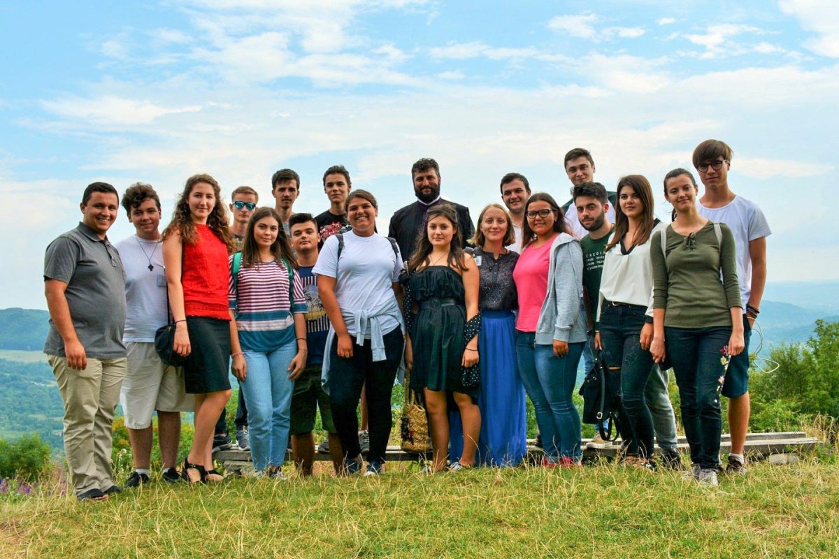 Tabără pentru tineri la Mănăstirea Bistriţa vâlceană 11487