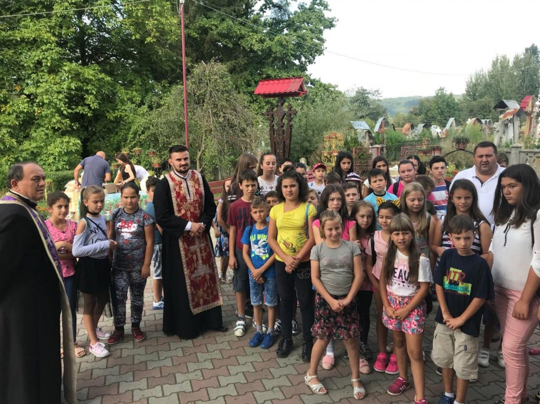 Activităţi pentru tineri în Arhiepiscopia Râmnicului 11417