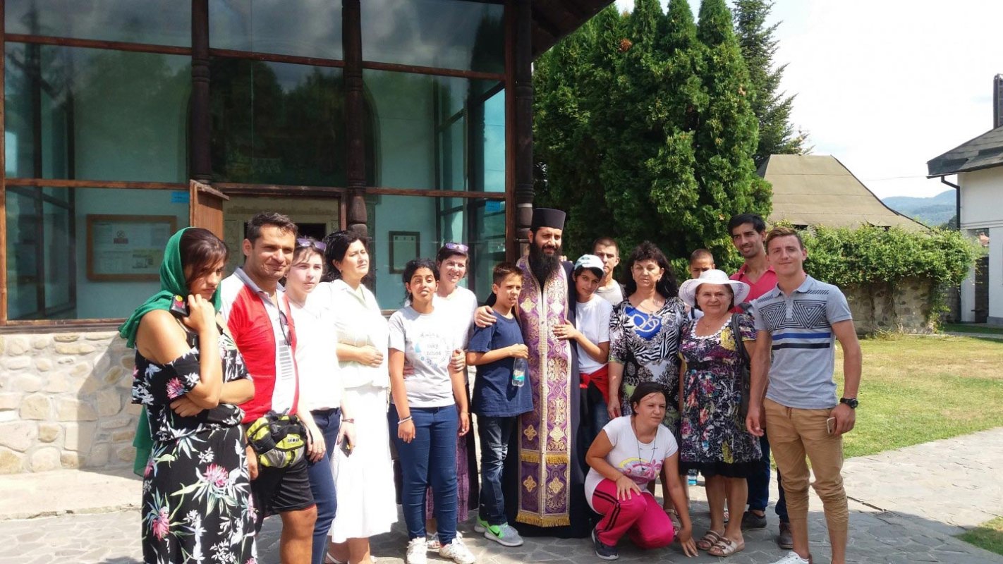 Activităţi pentru tineri în Arhiepiscopia Râmnicului 11419