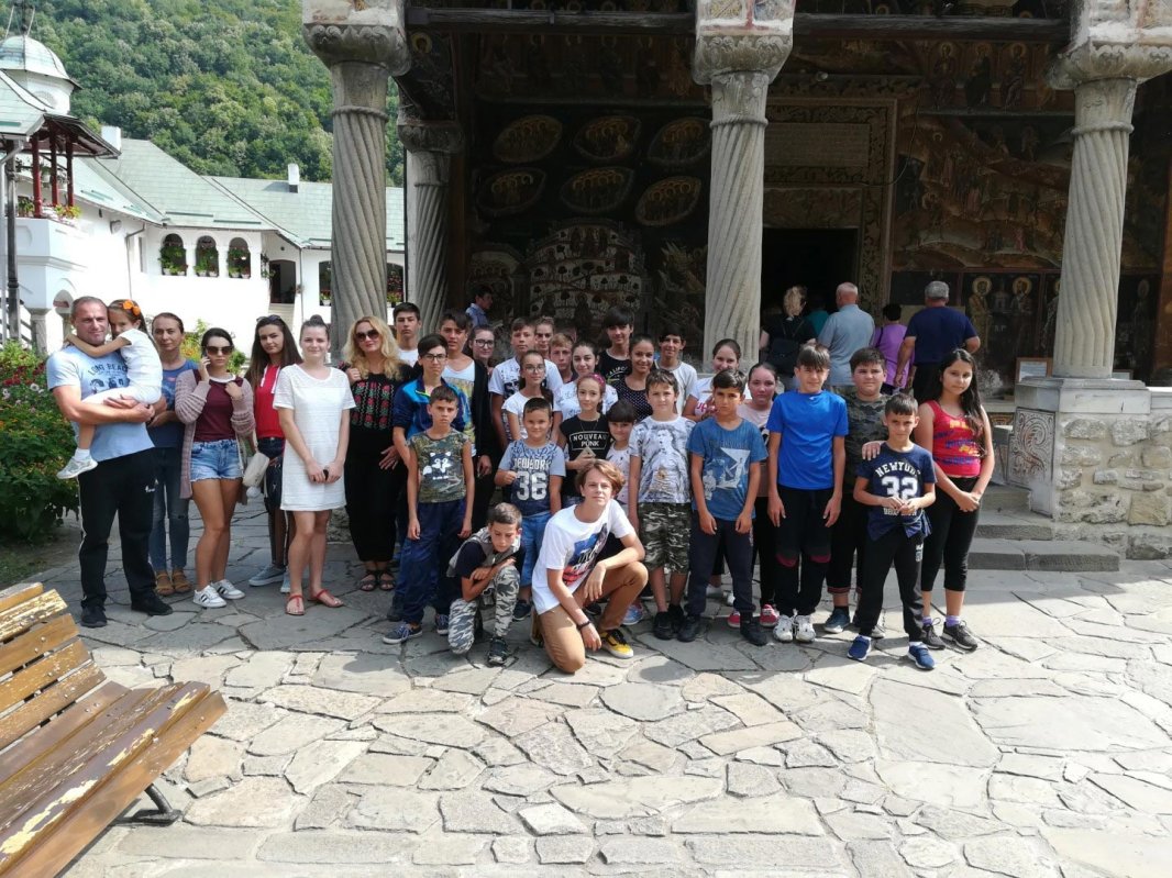 Activităţi pentru tineri în Arhiepiscopia Râmnicului 11420