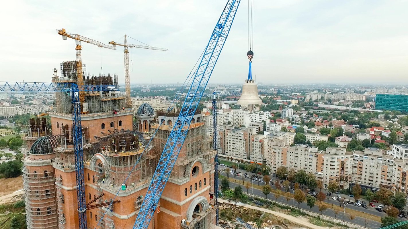 Clopotele au fost așezate în turnul-clopotniță 11264