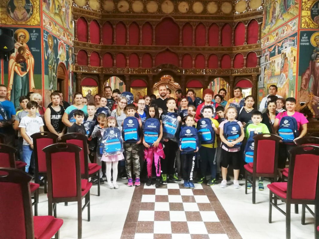 Rechizite noi pentru 113 elevi din Oradea 11205