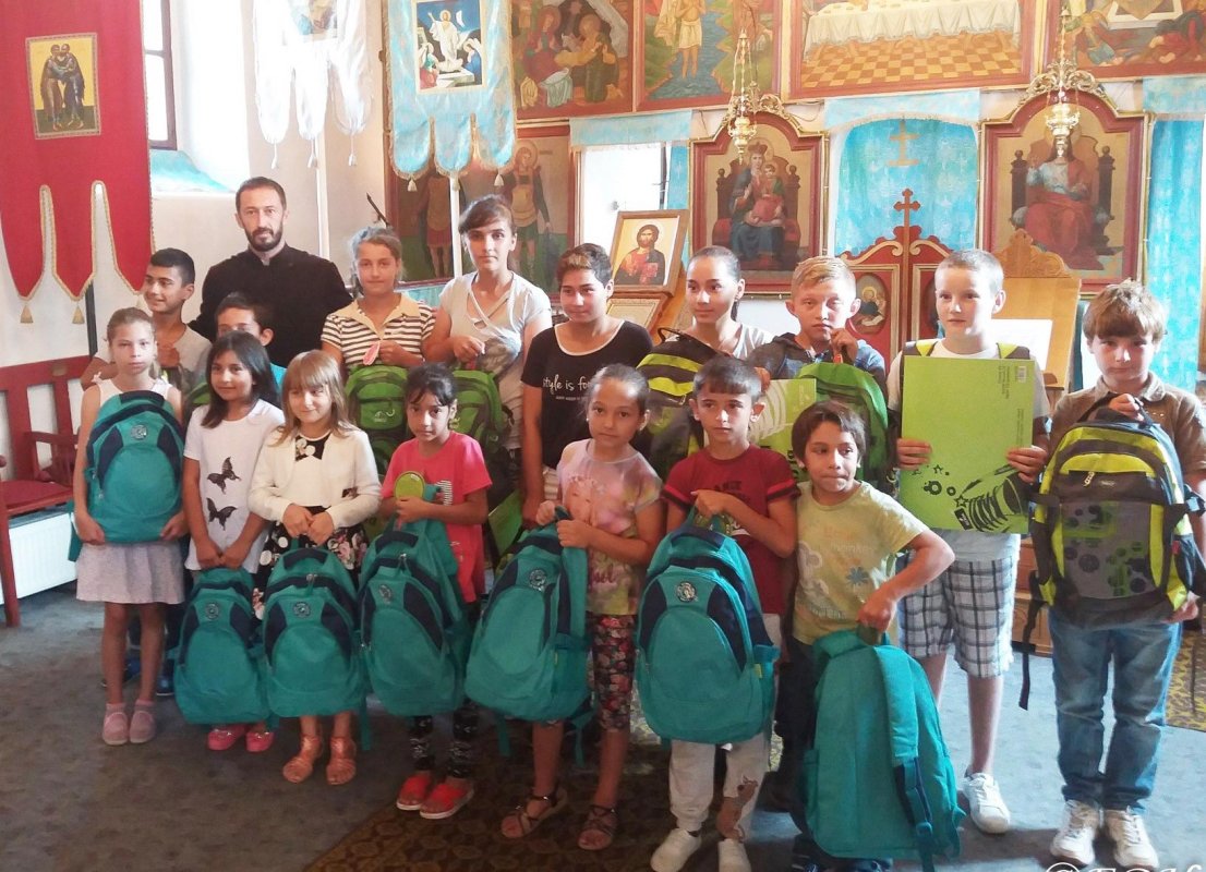 Rechizite pentru copii hunedoreni aflați în dificultate 11203