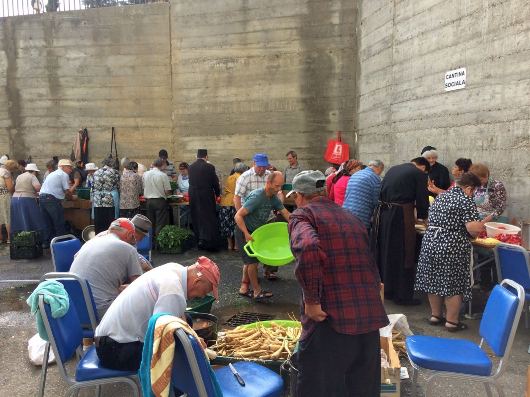 Fapte cu folos la Biserica „Sfinţii Trei Ierarhi” din Piatra Neamţ 11049