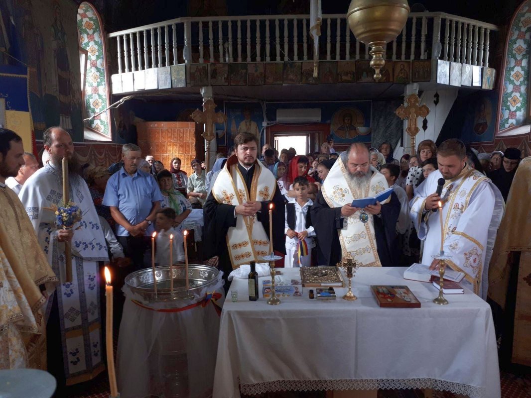 Preasfinţitul Ignatie şi Preasfinţitul Veniamin au botezat cel de-al şaselea copil al părintelui Ionuţ Drestaru 11043