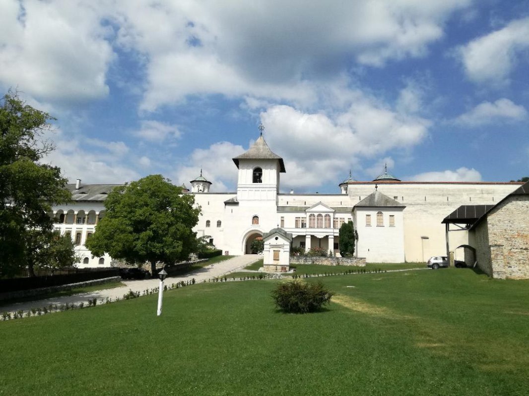 Oraşele Horezu şi Ocnele Mari din Vâlcea 10990