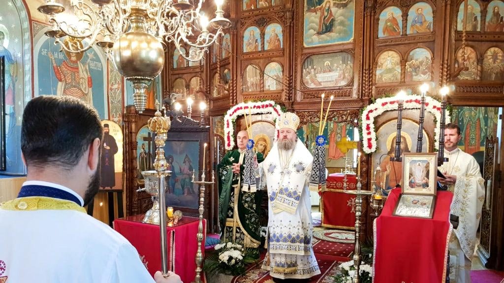 Sfințire și binecuvântare la o parohie prahoveană 11028