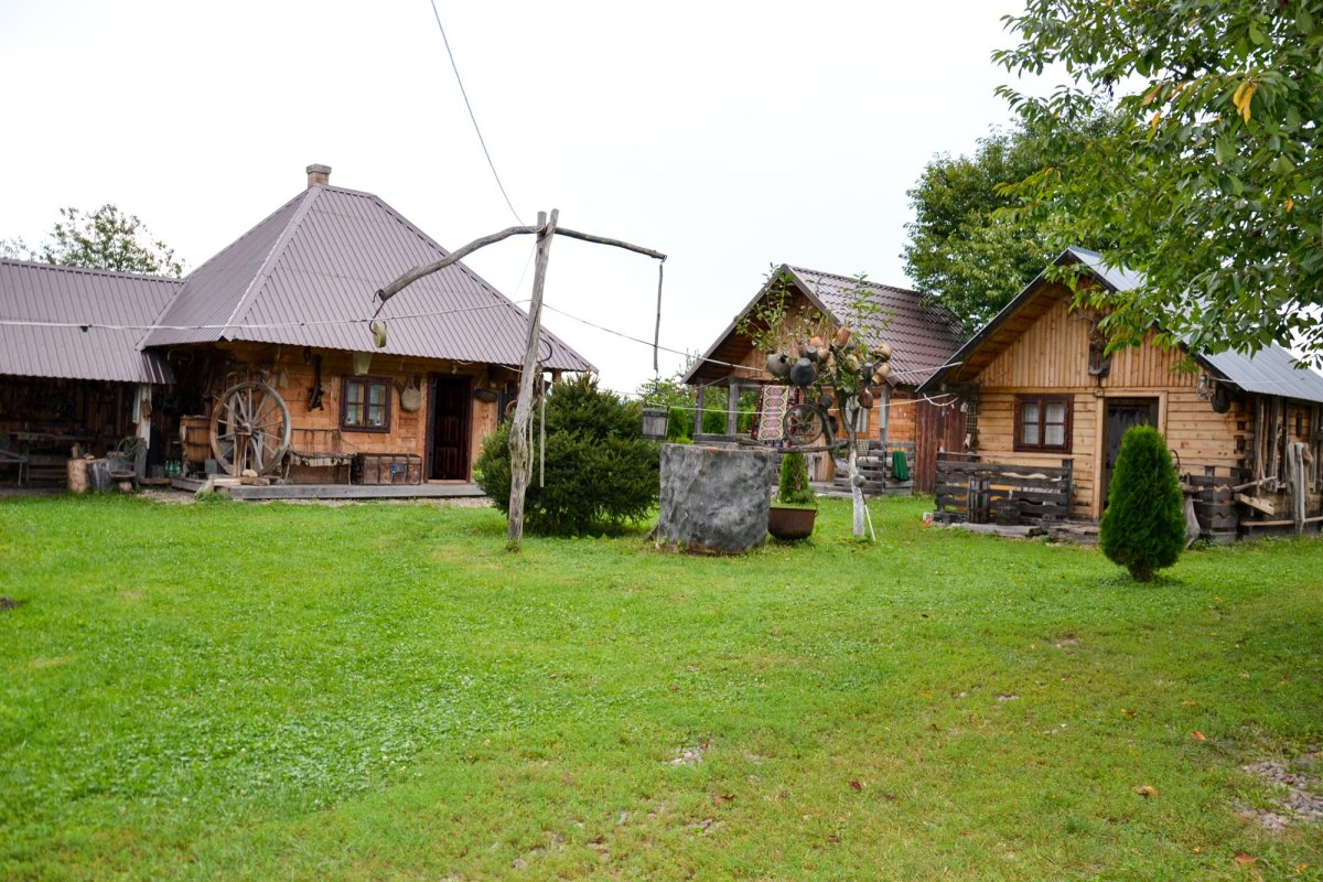 Sufletul satului, aciuat în ograda lui Dionizie Olenici 11006