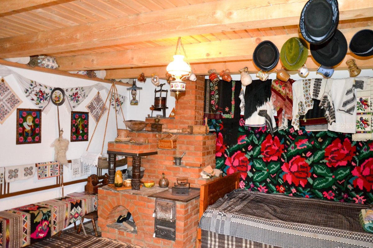 Sufletul satului, aciuat în ograda lui Dionizie Olenici 11009