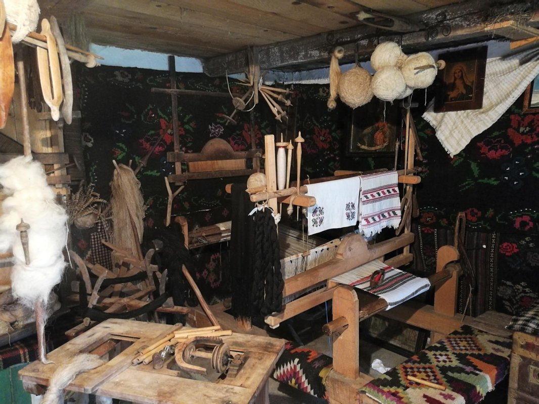 Sufletul satului, aciuat în ograda lui Dionizie Olenici 11018