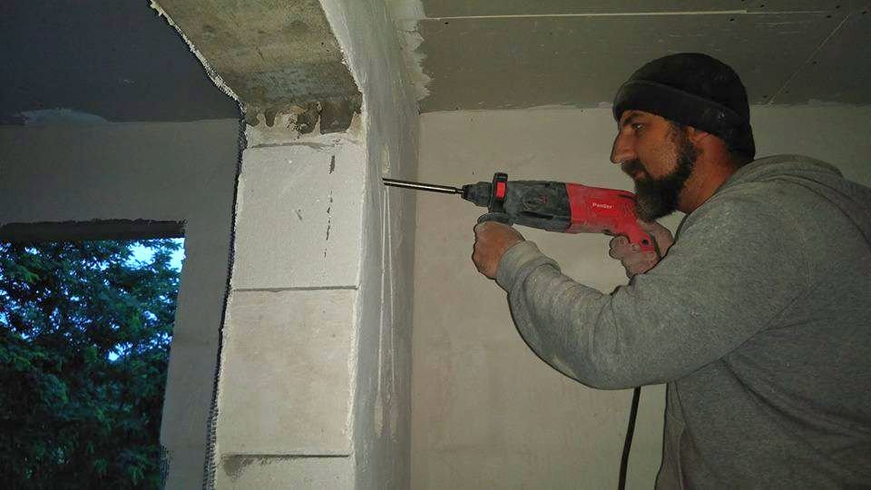 Un preot botoşănean a construit o locuinţă pentru o familie rămasă pe drumuri după un incendiu devastator 10963