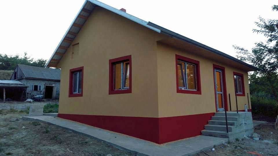 Un preot botoşănean a construit o locuinţă pentru o familie rămasă pe drumuri după un incendiu devastator 10964