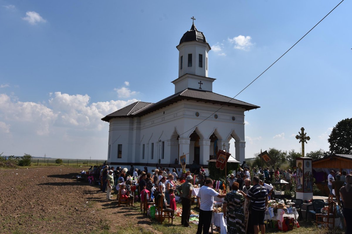 Biserica din Izvoarele Mehedinți a fost resfințită 10903