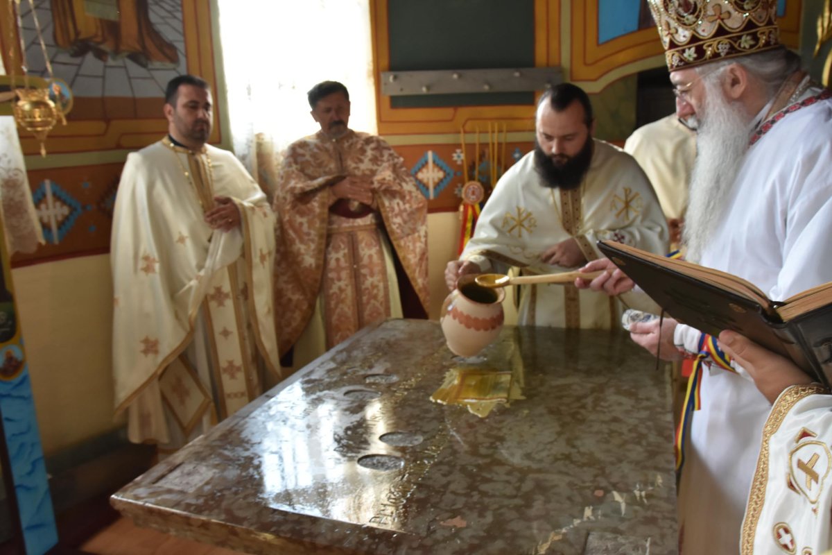 Biserica din Izvoarele Mehedinți a fost resfințită 10904