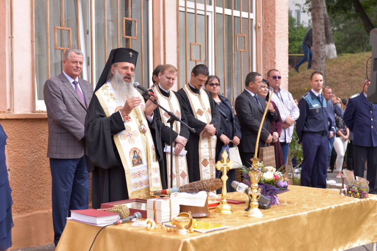 IPS Teofan: „Să fiţi stânci şi arbori puternici!” 10848