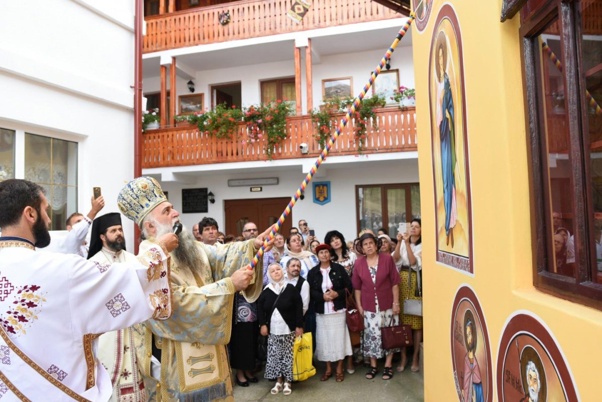 Sfințire de biserică la Vlădești, Vâlcea 10900