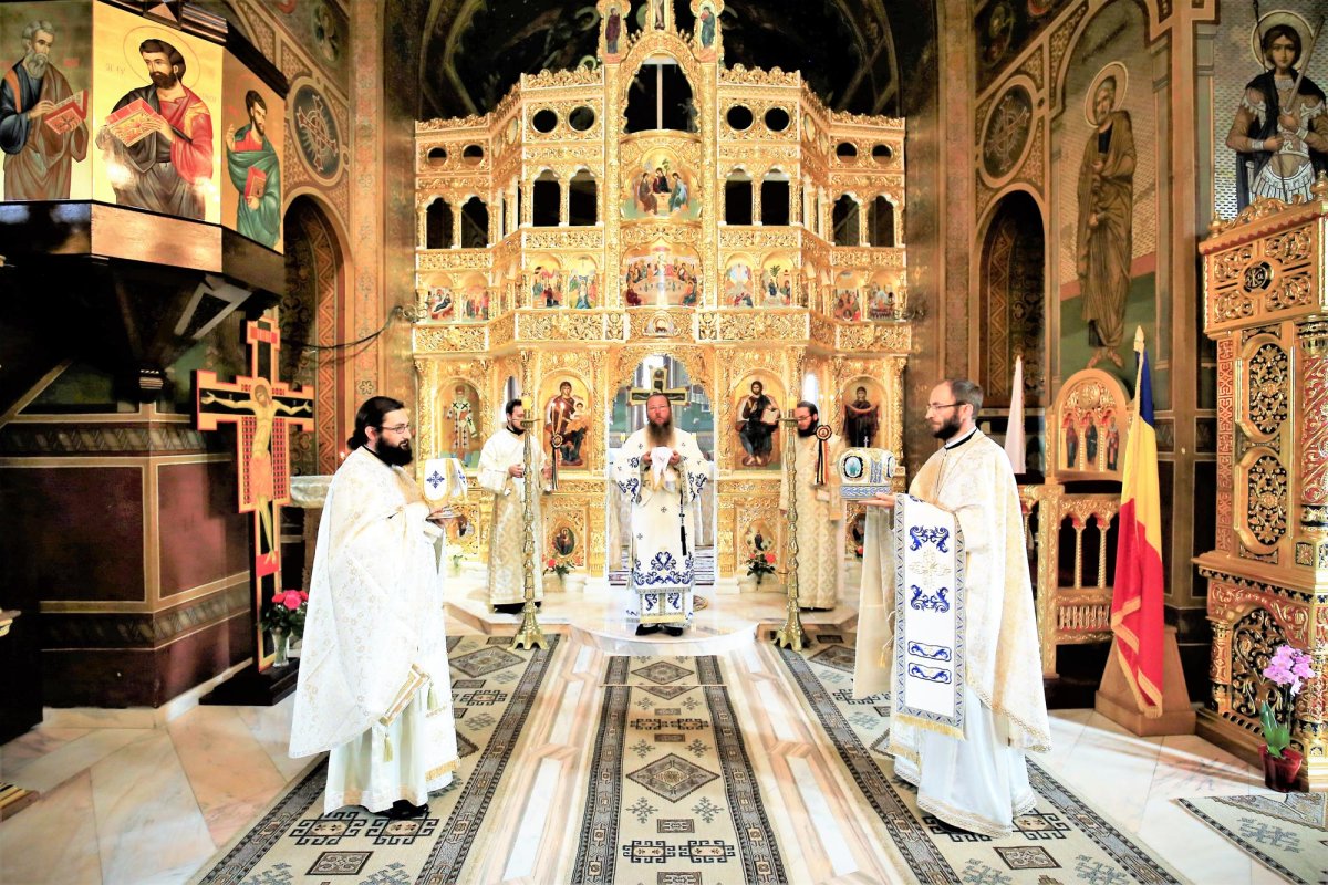 Slujiri arhierești și hramuri în Duminica dinaintea Înălțării Sfintei Cruci 10873