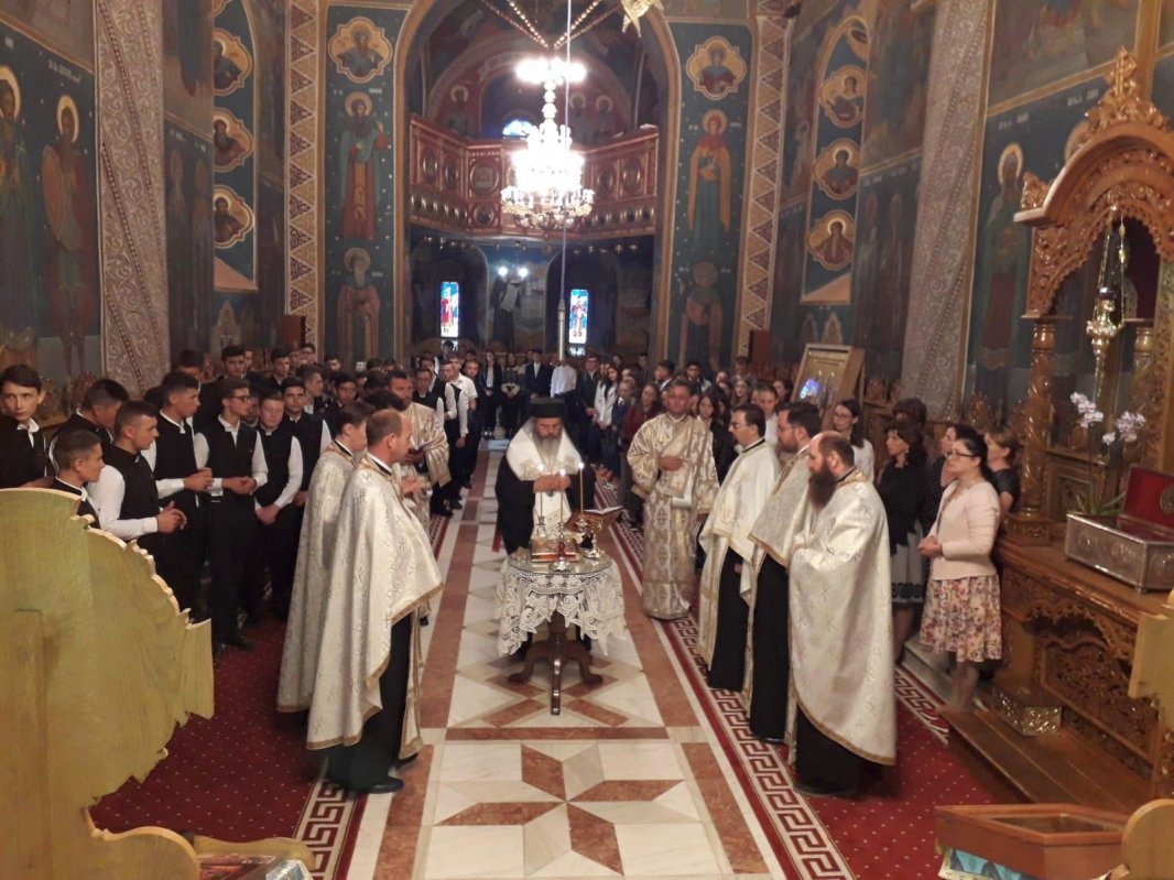 Debutul anului şcolar la seminariile din Roman şi Huşi 10756