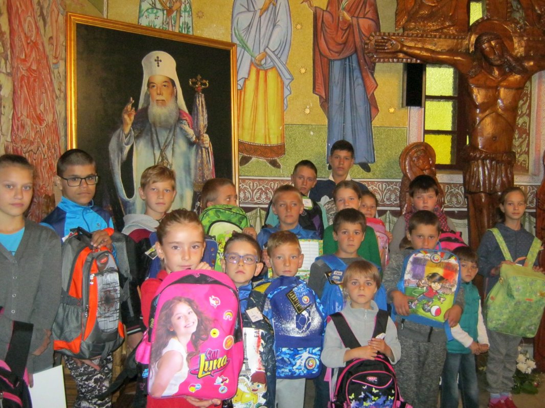 Ghiozdane noi şi rechizite pentru elevii din Tocileni şi Victoria - Stăuceni 10763