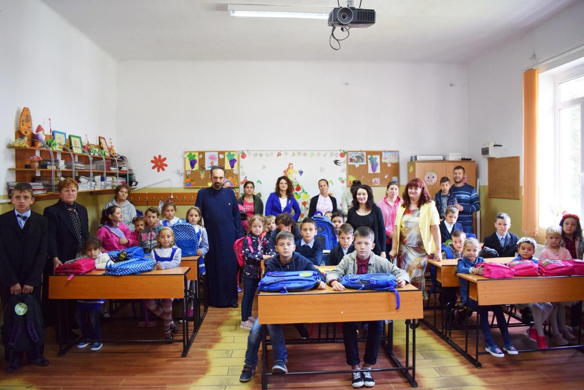 Rechizite și ghiozdane în dar pentru elevi din județele Sibiu și Brașov 10702