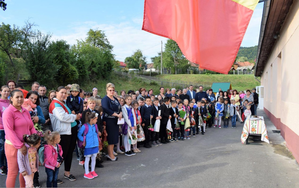 Rechizite și ghiozdane în dar pentru elevi din județele Sibiu și Brașov 10704