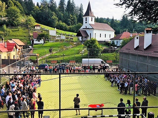 Rechizite și ghiozdane în dar pentru elevi din județele Sibiu și Brașov 10705