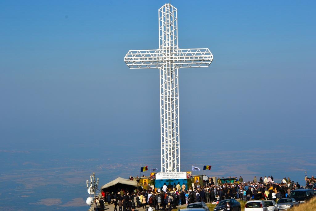 Pelerinaj de înălțare sufletească la Crucea-monument de pe Muntele Mic 10634