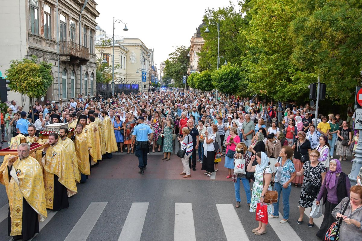 Evlavia bucureștenilor pentru Sfânta Cruce 10565