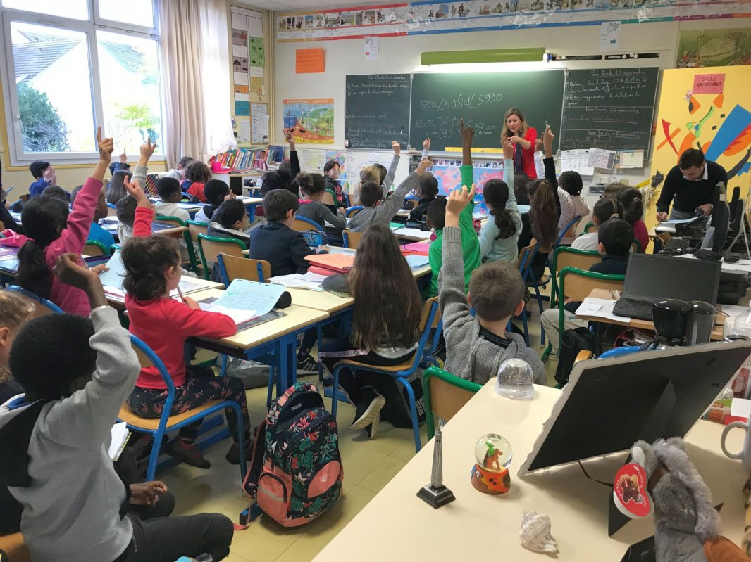 Școala, oglinda societății 10489