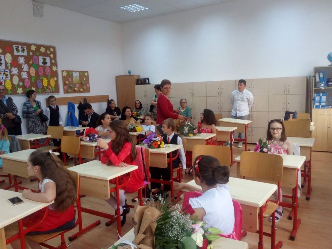 Școala, oglinda societății 10491