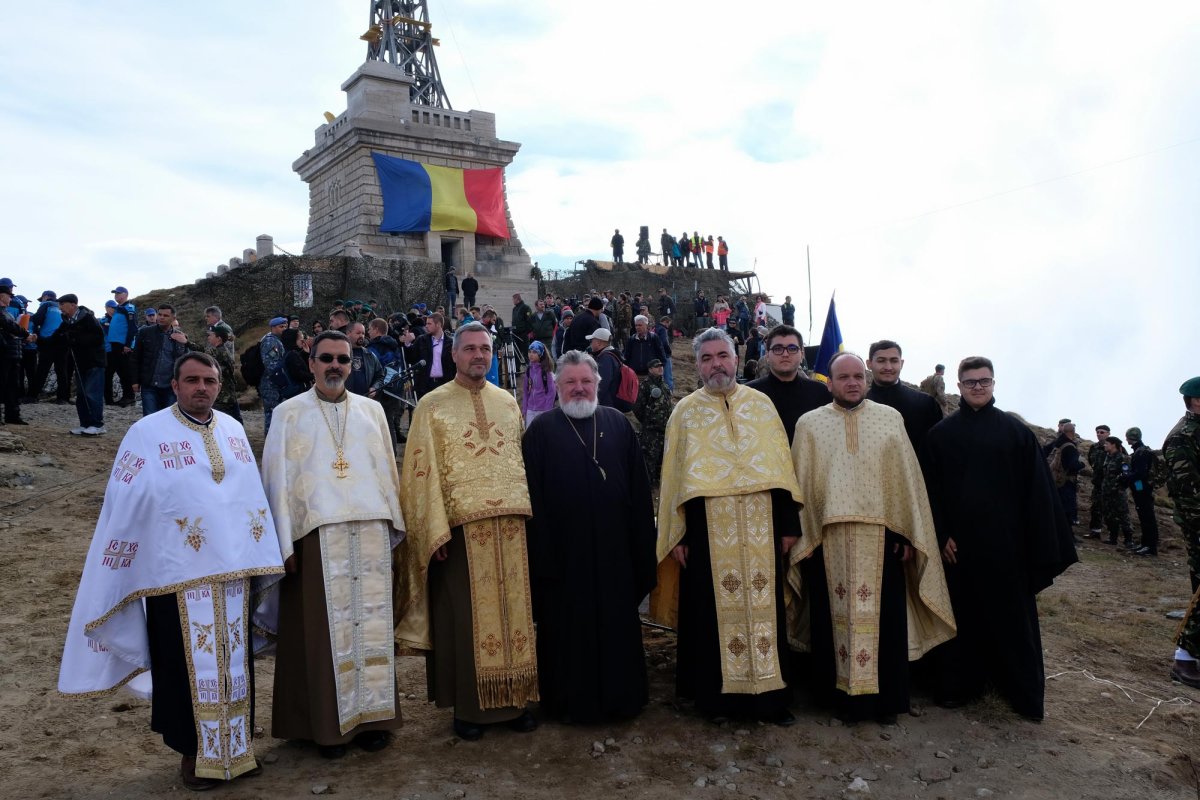 Biserică a eroilor români pe platoul munţilor Bucegi 10437