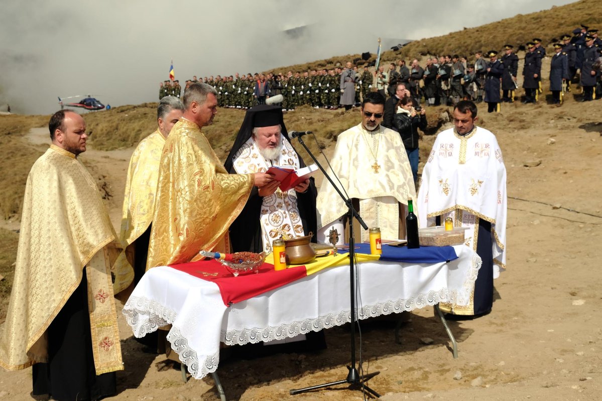 Biserică a eroilor români pe platoul munţilor Bucegi 10440