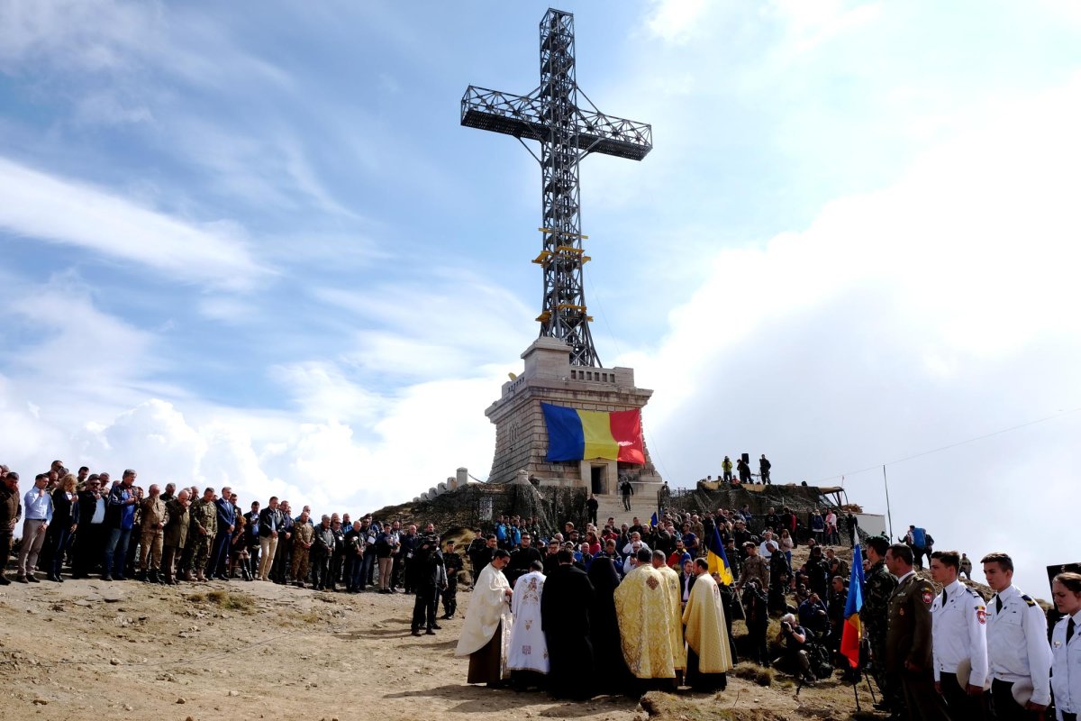 Biserică a eroilor români pe platoul munţilor Bucegi 10444