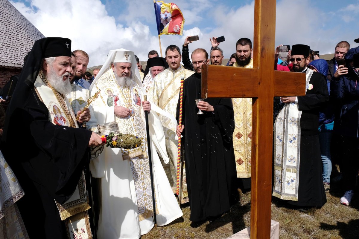 Biserică a eroilor români pe platoul munţilor Bucegi 10449