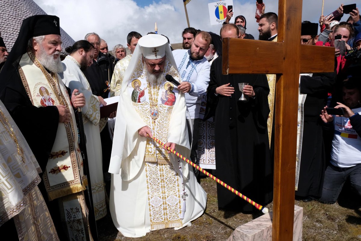 Biserică a eroilor români pe platoul munţilor Bucegi 10450