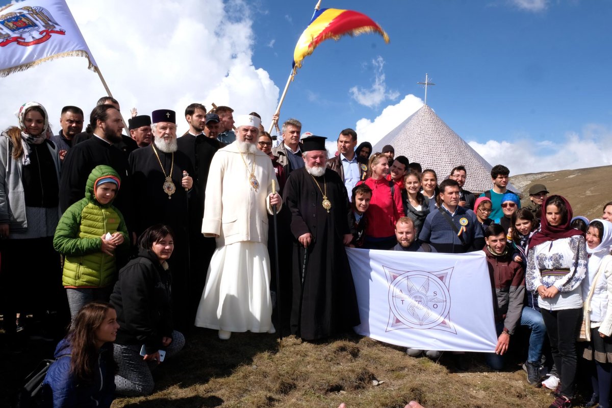 Biserică a eroilor români pe platoul munţilor Bucegi 10452