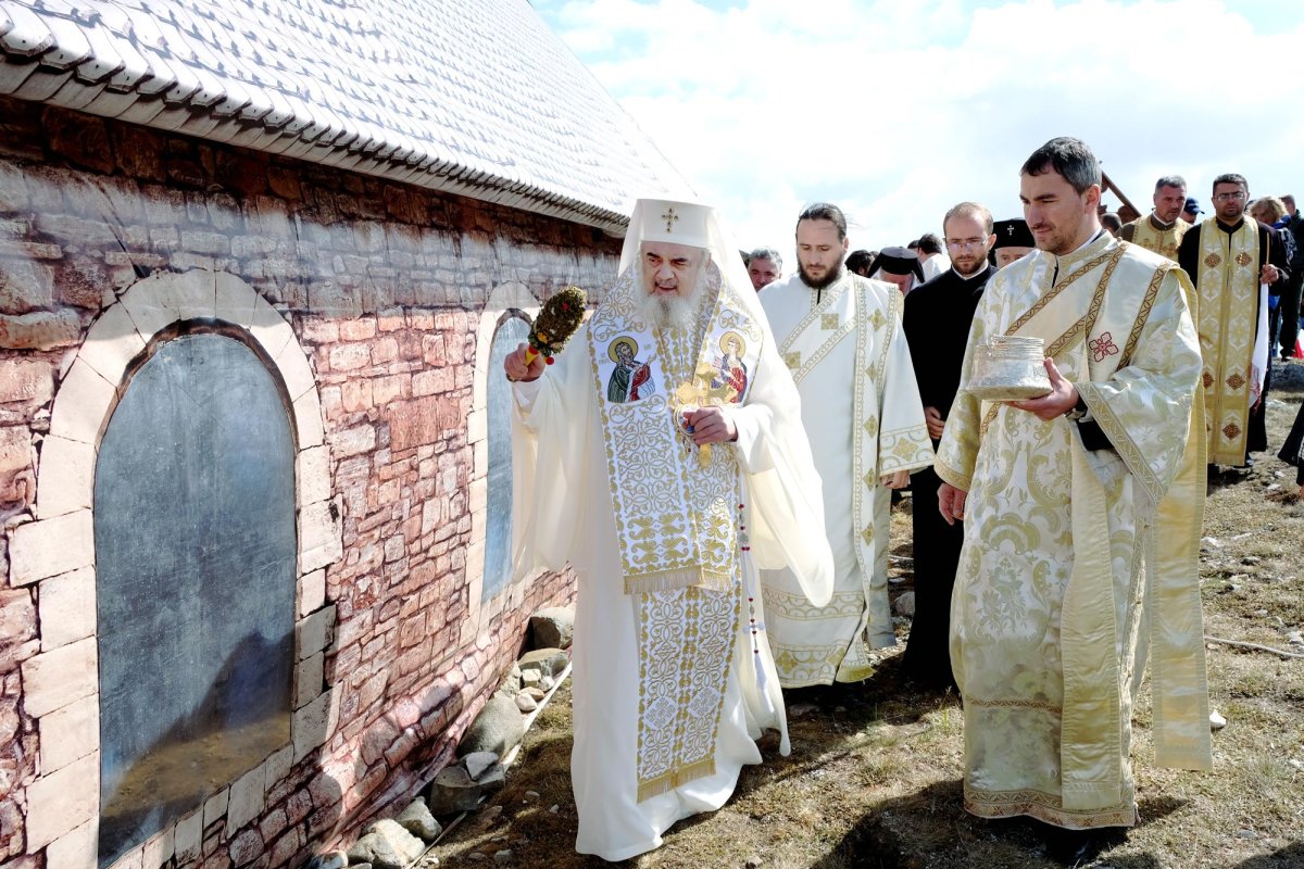 Biserică a eroilor români pe platoul munţilor Bucegi 10454