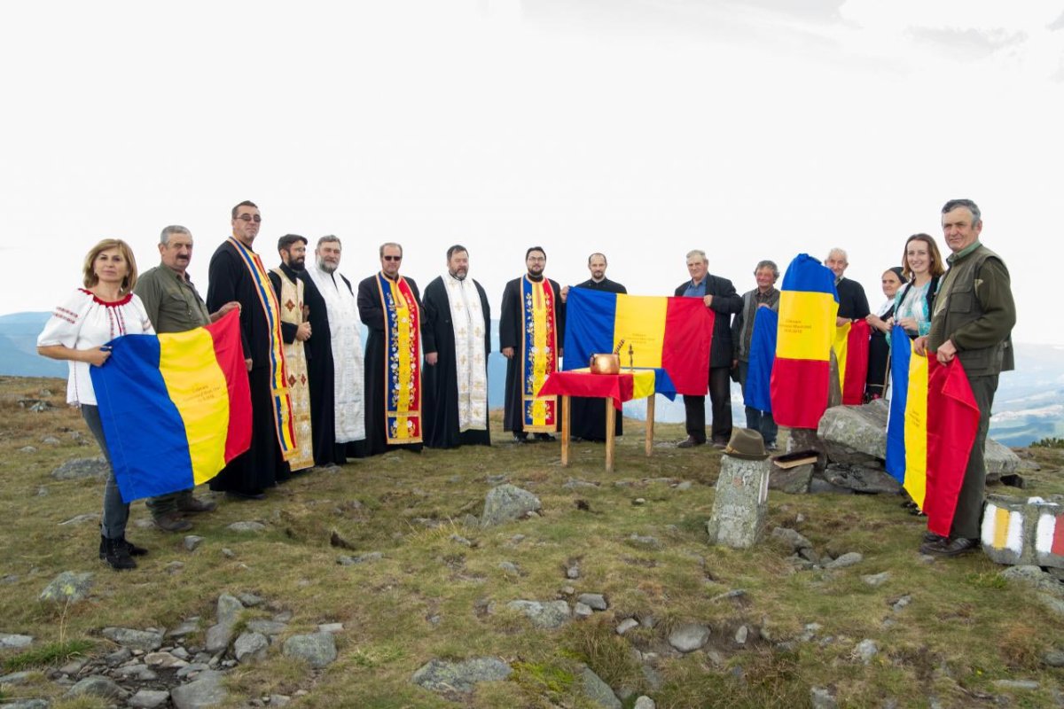 Cruce din piatră sfințită în Munții Călimani 10421