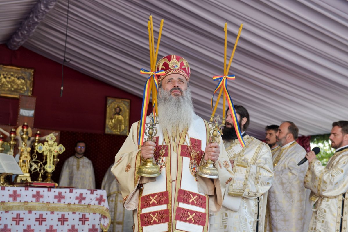 IPS Teofan: „A lua crucea şi a urma lui Hristos înseamnă a nu te ruşina de identitatea ta de creştin” 10390