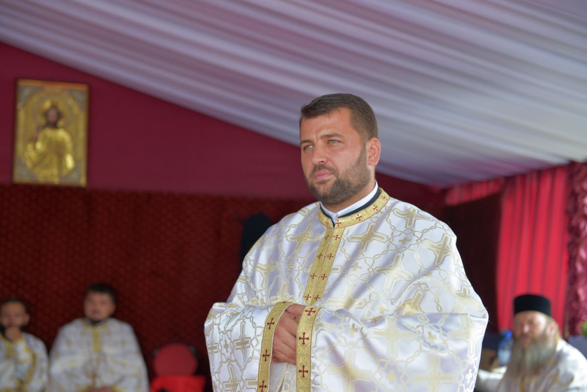 IPS Teofan: „A lua crucea şi a urma lui Hristos înseamnă a nu te ruşina de identitatea ta de creştin” 10394